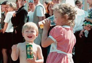 Как пивные компании с детства приучают детей к алкоголю.