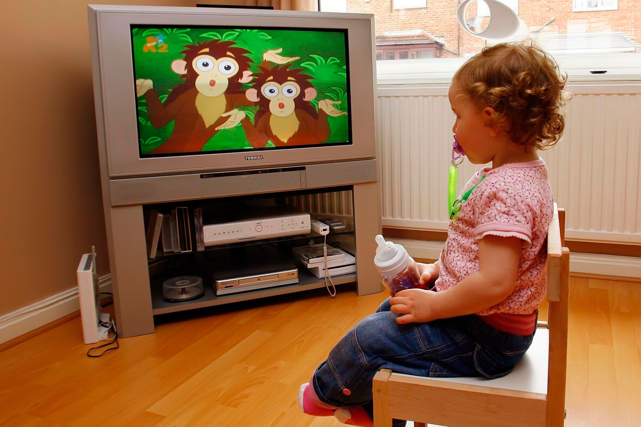 Включи телевизор детской. Телевизор для детей. Телевизор с мультиками. Малыш и телевизор.